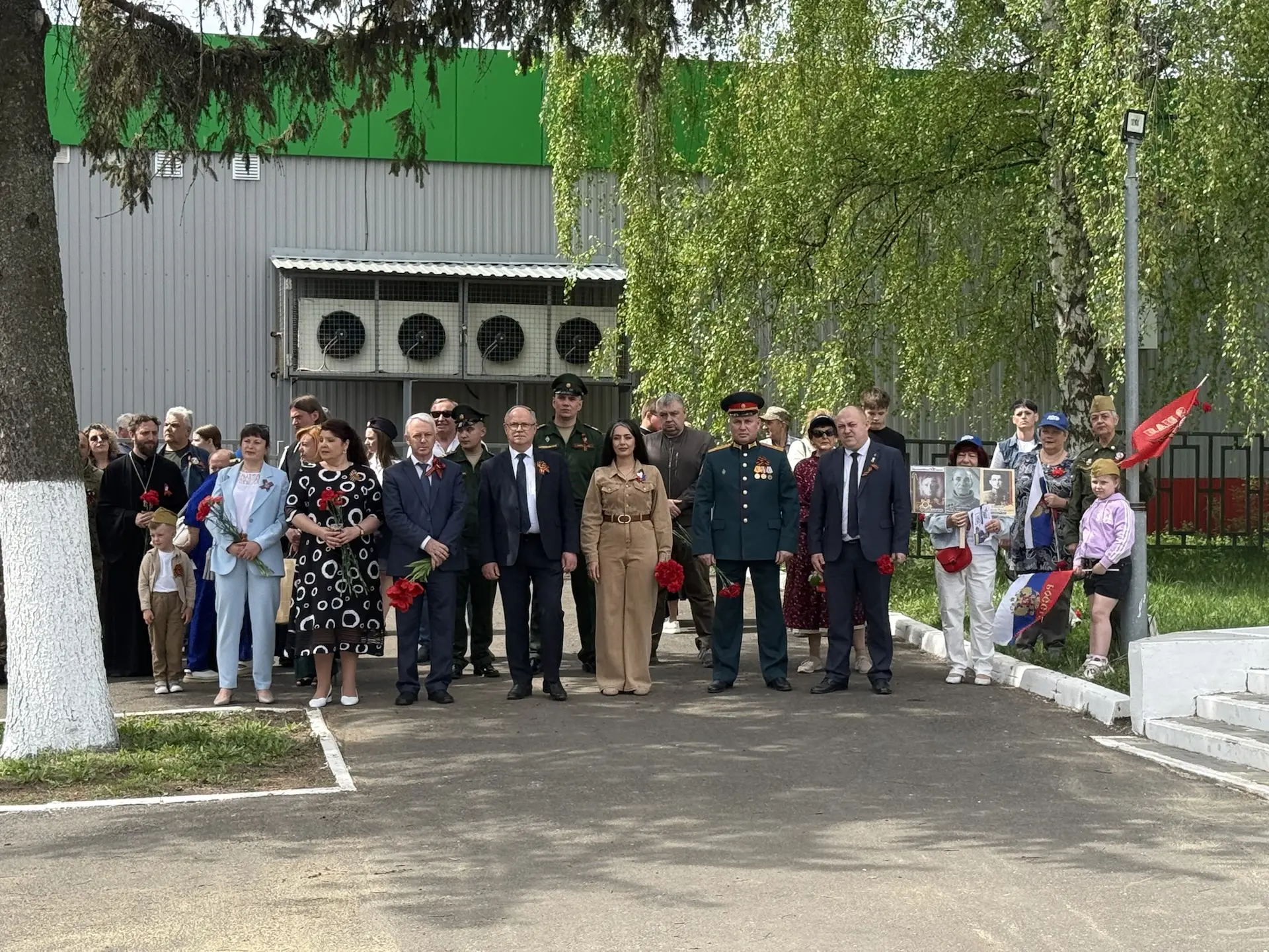 Этот момент, когда прошлое и настоящее сливаются воедино… Сегодня на Площади Победы Щигров было именно так Этот момент, когда прошлое и настоящее сливаются воедино… Сегодня на Площади Победы Щигров было именно так