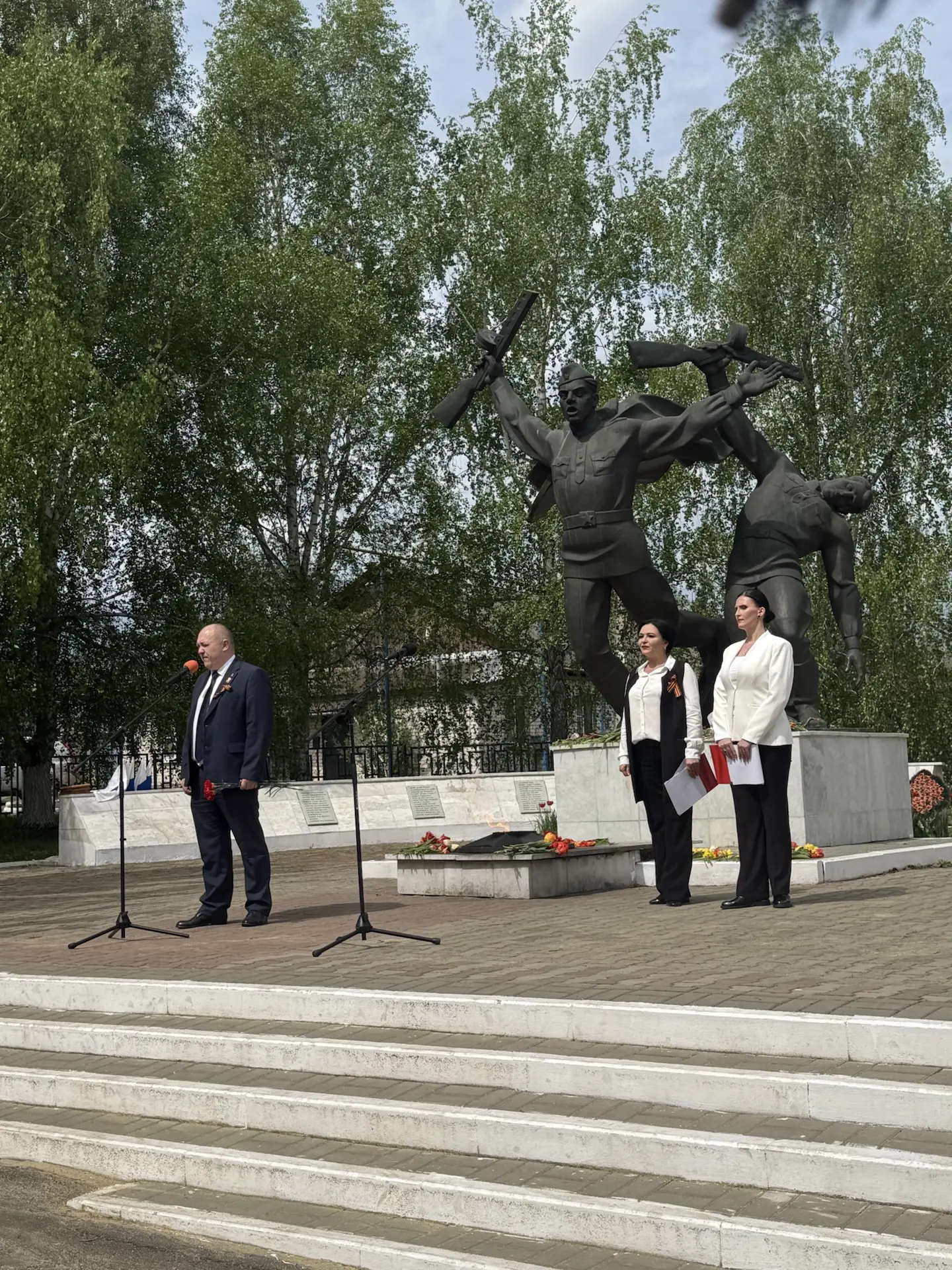 Этот момент, когда прошлое и настоящее сливаются воедино… Сегодня на Площади Победы Щигров было именно так Этот момент, когда прошлое и настоящее сливаются воедино… Сегодня на Площади Победы Щигров было именно так