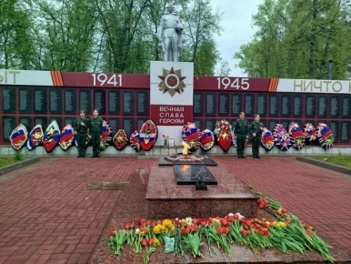 Сегодня, 9 мая 2026 года, в честь 81-й годовщины Победы в Великой Отечественной войне состоялись торжественные возложения венков и цветов к братским захоронениям и памятным местам