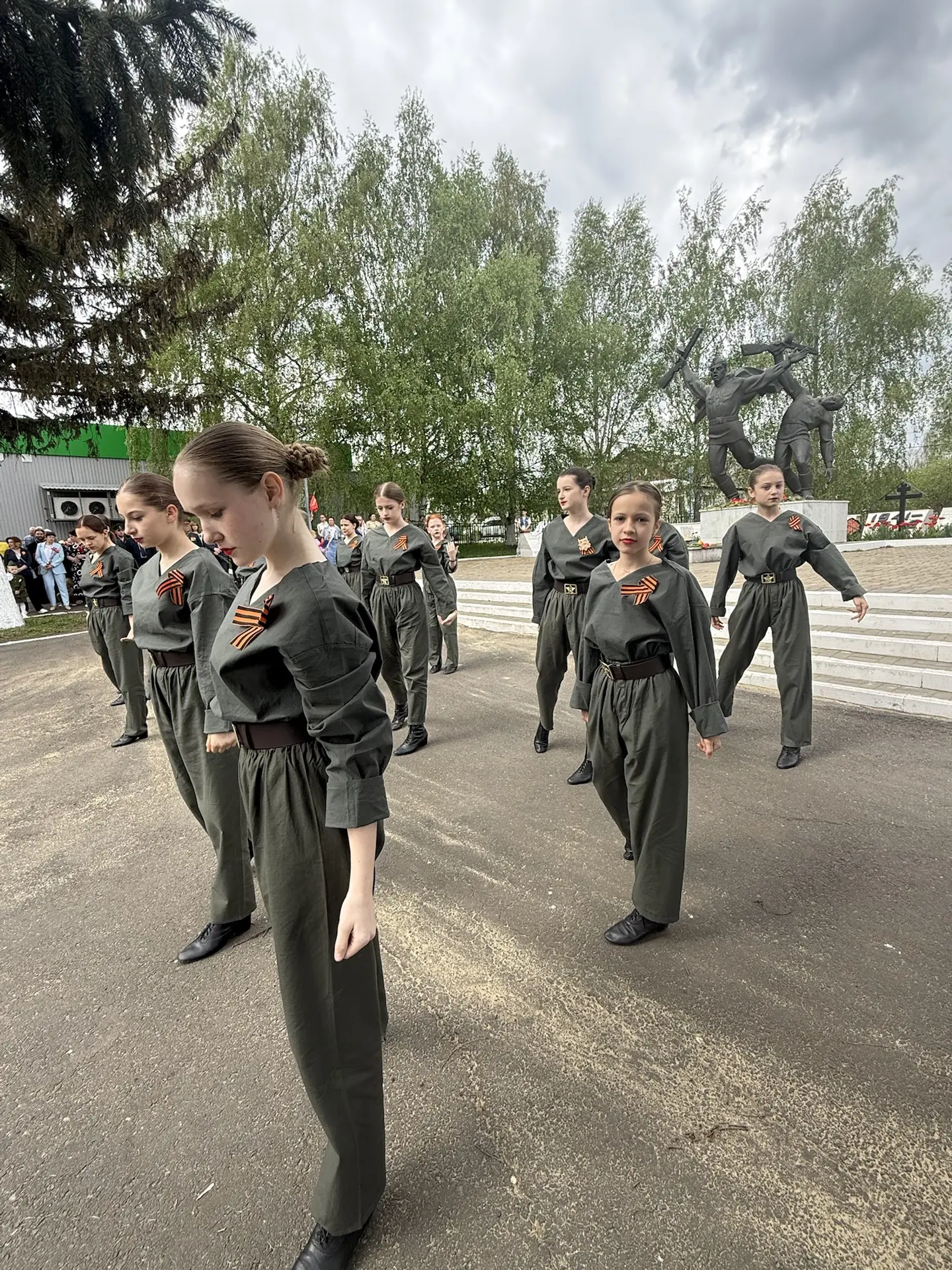 Этот момент, когда прошлое и настоящее сливаются воедино… Сегодня на Площади Победы Щигров было именно так Этот момент, когда прошлое и настоящее сливаются воедино… Сегодня на Площади Победы Щигров было именно так