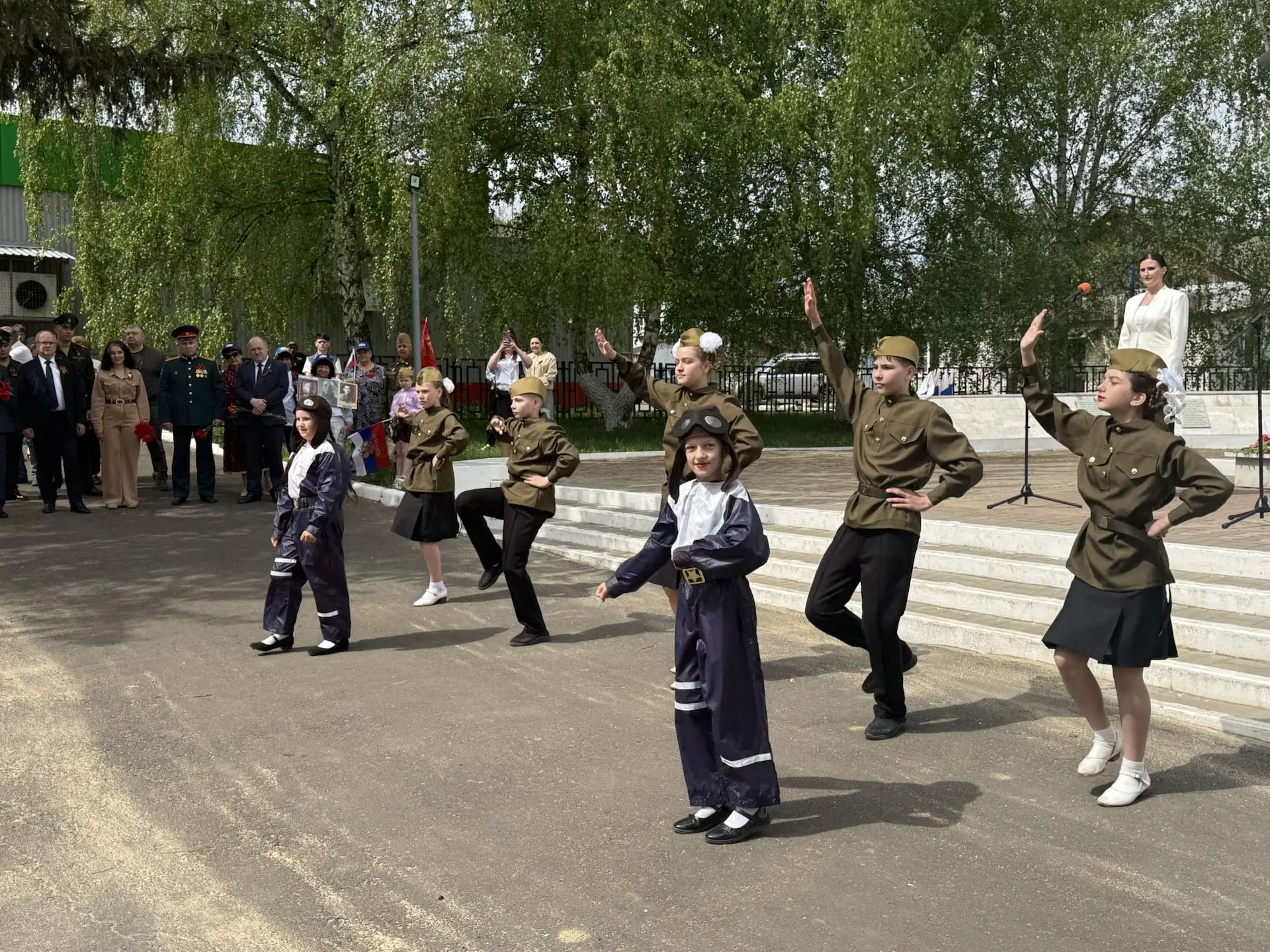 Этот момент, когда прошлое и настоящее сливаются воедино… Сегодня на Площади Победы Щигров было именно так Этот момент, когда прошлое и настоящее сливаются воедино… Сегодня на Площади Победы Щигров было именно так
