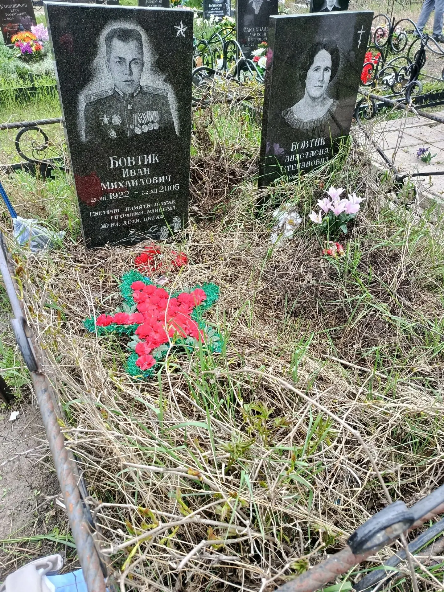 «Встречают 9 мая в зарослях»: на Южном кладбище могила ветерана утопает в бурьяне