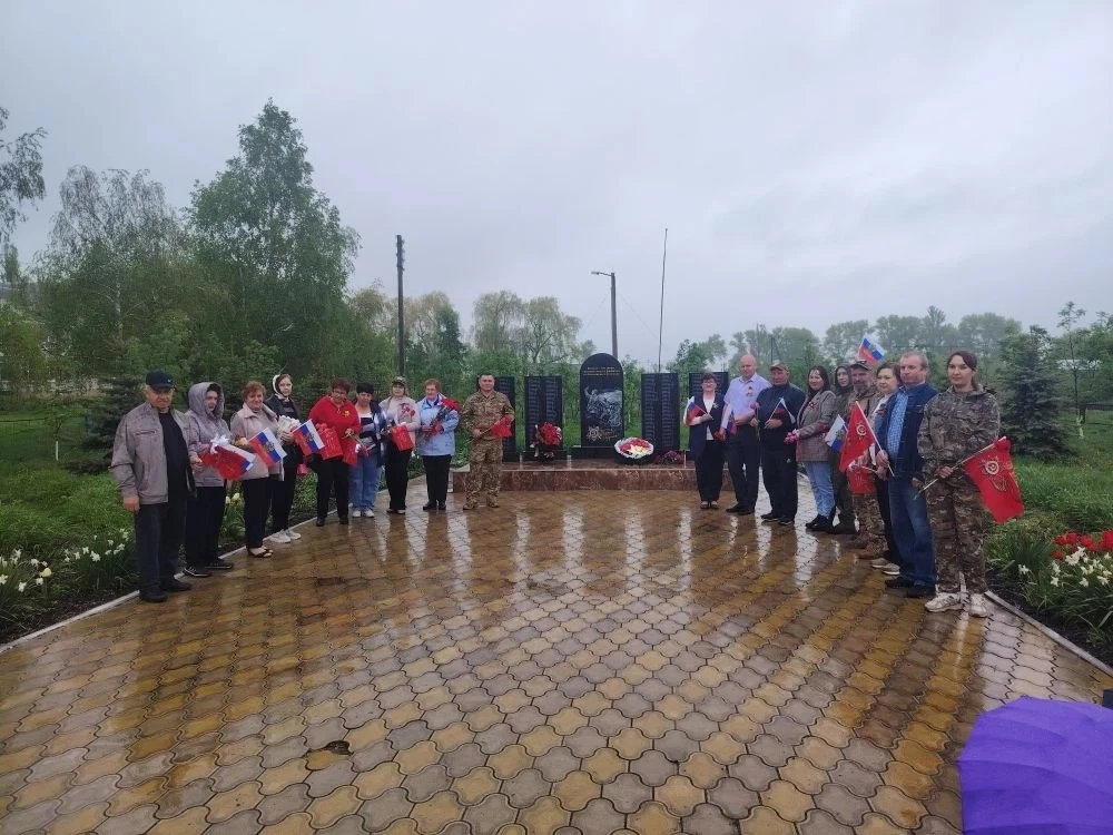 Сегодня в честь праздника. 9 мая состоялось возложение цветов и венков к памятным местам на территории Кореневского района Сегодня в честь праздника. 9 мая состоялось возложение цветов и венков к памятным местам на территории Кореневского района