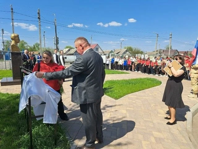 В Залининской школ открыли «Парту Героя» В Залининской школ открыли «Парту Героя»