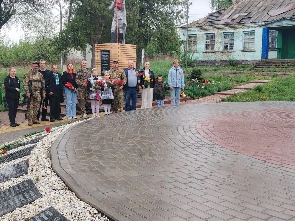 Сегодня в честь праздника. 9 мая состоялось возложение цветов и венков к памятным местам на территории Кореневского района Сегодня в честь праздника. 9 мая состоялось возложение цветов и венков к памятным местам на территории Кореневского района