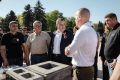 Александр Хинштейн накануне Дня Победы проконтролировал ход восстановления мемориала памяти павших