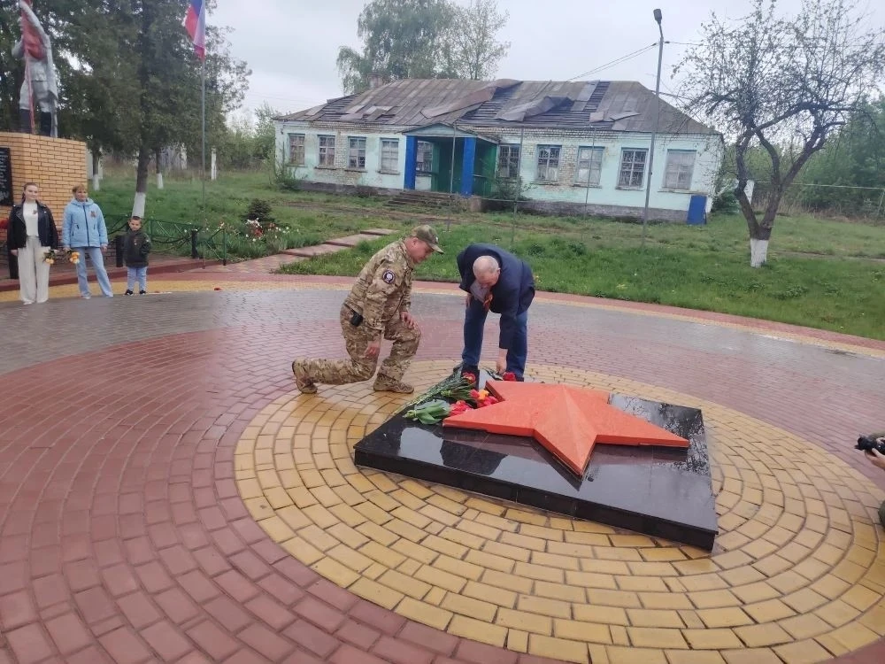 Сегодня в честь праздника. 9 мая состоялось возложение цветов и венков к памятным местам на территории Кореневского района Сегодня в честь праздника. 9 мая состоялось возложение цветов и венков к памятным местам на территории Кореневского района