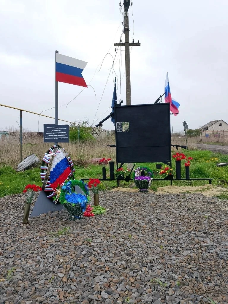 Сегодня в честь праздника. 9 мая состоялось возложение цветов и венков к памятным местам на территории Кореневского района Сегодня в честь праздника. 9 мая состоялось возложение цветов и венков к памятным местам на территории Кореневского района