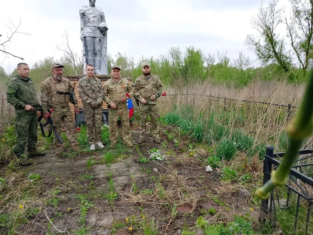 Сегодня в честь праздника. 9 мая состоялось возложение цветов и венков к памятным местам на территории Кореневского района Сегодня в честь праздника. 9 мая состоялось возложение цветов и венков к памятным местам на территории Кореневского района