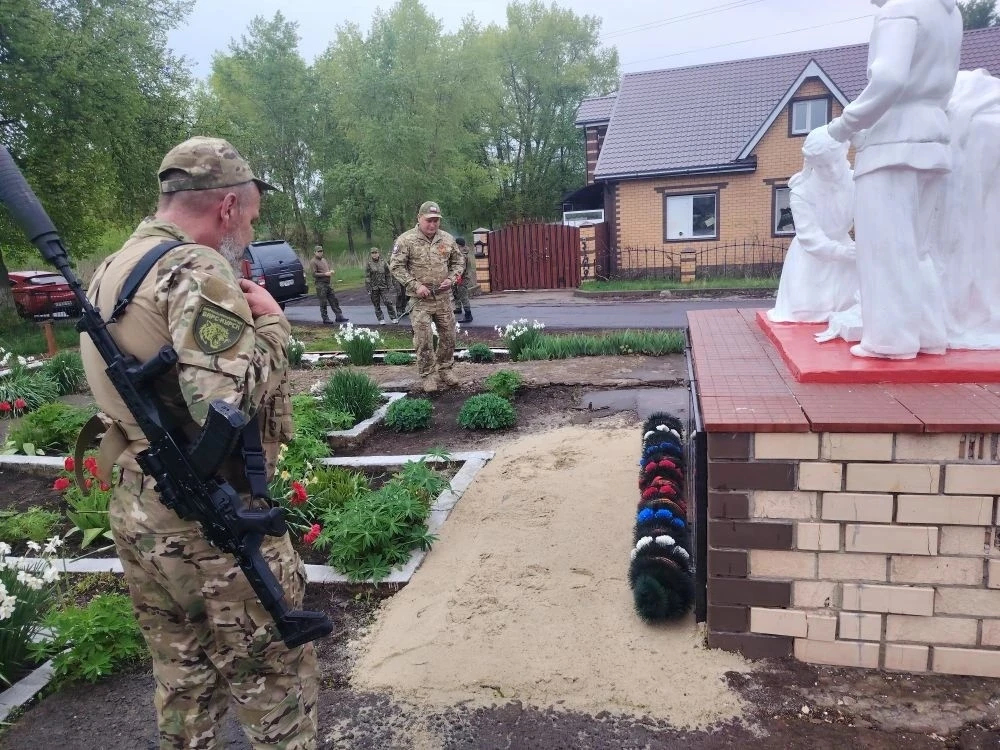 Сегодня в честь праздника. 9 мая состоялось возложение цветов и венков к памятным местам на территории Кореневского района Сегодня в честь праздника. 9 мая состоялось возложение цветов и венков к памятным местам на территории Кореневского района