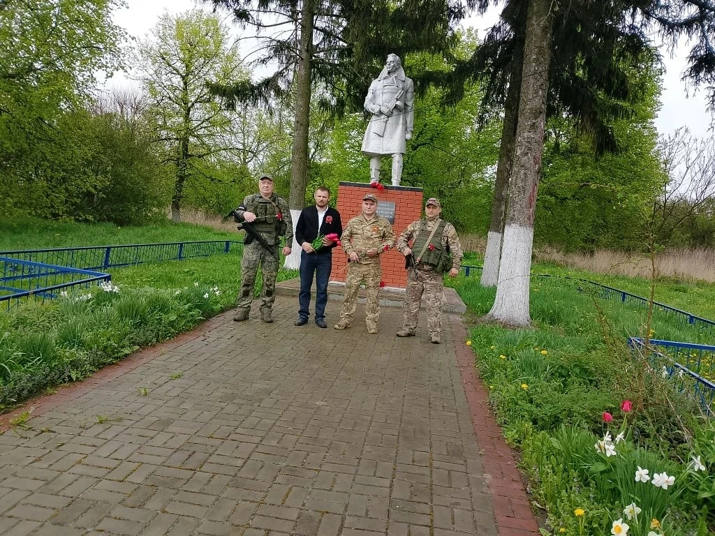 Сегодня в честь праздника. 9 мая состоялось возложение цветов и венков к памятным местам на территории Кореневского района Сегодня в честь праздника. 9 мая состоялось возложение цветов и венков к памятным местам на территории Кореневского района