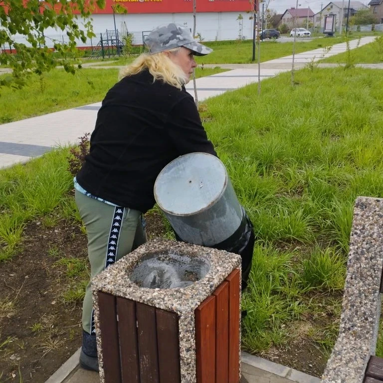 Парки и скверы Курска приводят в порядок 32 специалиста Парки и скверы Курска приводят в порядок 32 специалиста
