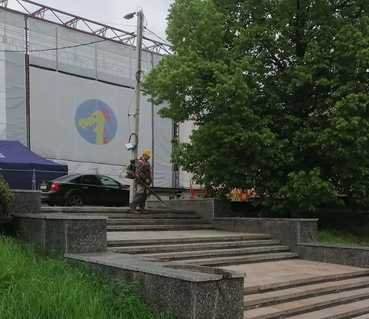 Парки и скверы Курска приводят в порядок 32 специалиста Парки и скверы Курска приводят в порядок 32 специалиста