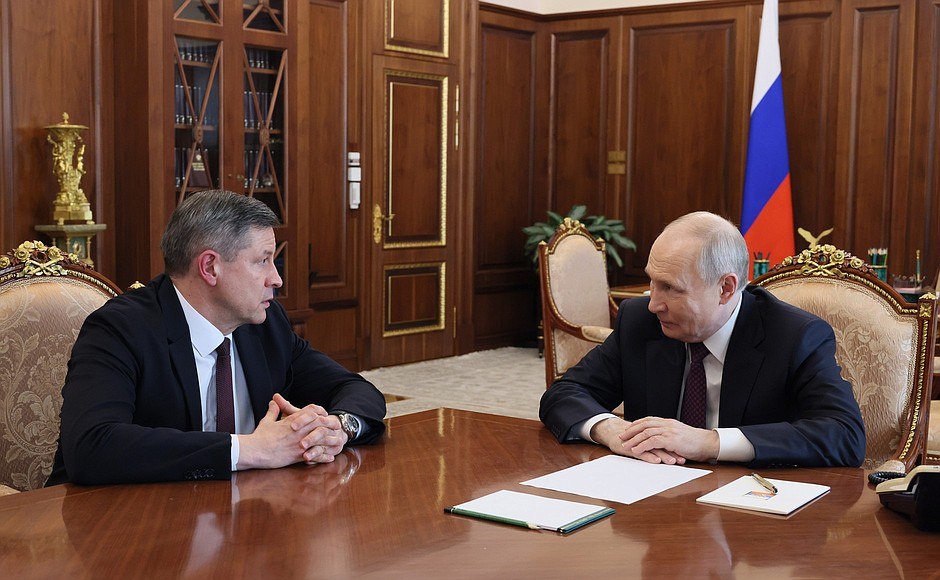 Владимир Путин принял отставки губернаторов Белгородской и Брянской областей Вячеслава Гладкова и Александра Богомаза, сообщает пресс-служба Кремля Владимир Путин принял отставки губернаторов Белгородской и Брянской областей Вячеслава Гладкова и Александра Богомаза, сообщает пресс-служба Кремля