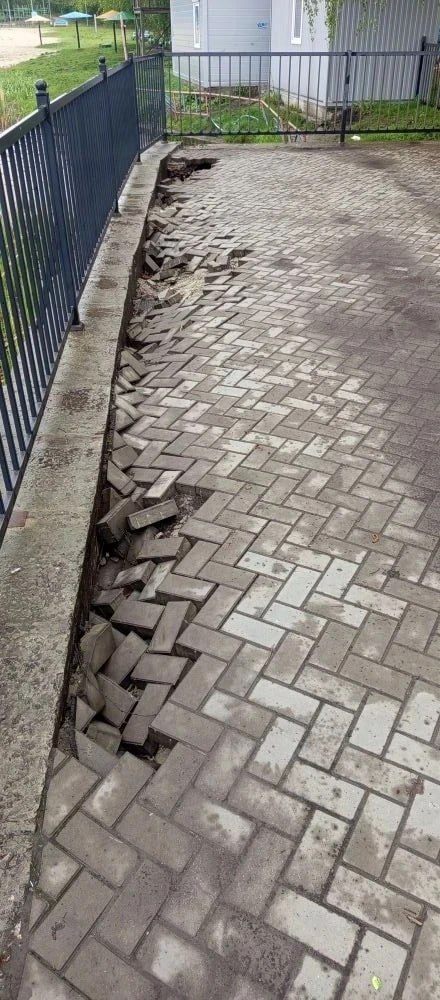 В Курске на Ермошкином озере привели в порядок плитку
