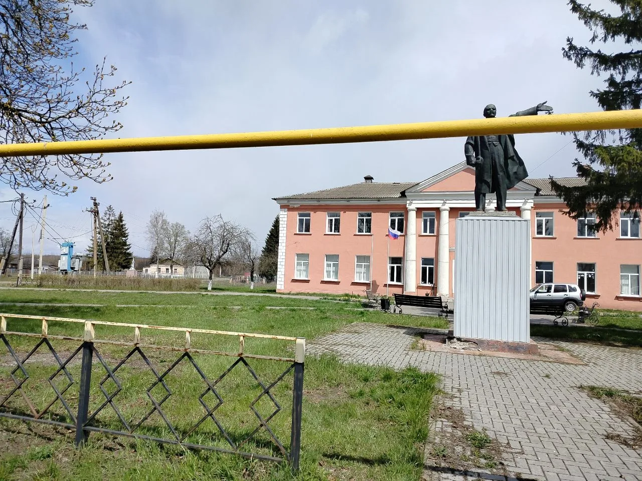 #субботник. В сотрудники администрации Бесединского сельсовета провели уборку общественных пространств возле здания администрации #субботник. В сотрудники администрации Бесединского сельсовета провели уборку общественных пространств возле здания администрации