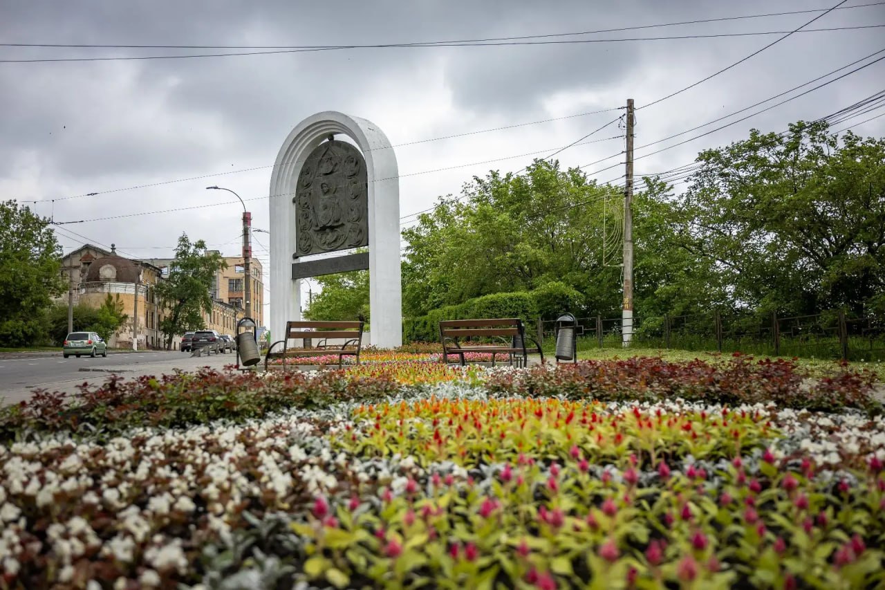 43 тысячи однолетних цветов высадили в парках, скверах и на центральных улицах Курска 43 тысячи однолетних цветов высадили в парках, скверах и на центральных улицах Курска