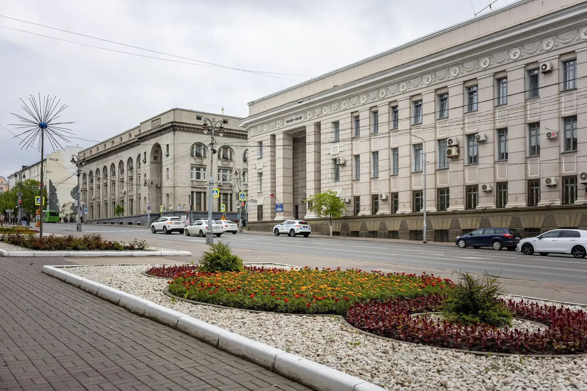 Улицы Курска наполняются живыми красками — специалисты ООО «ЗеленСтрой» ведут активные работы по летнему оформлению городских пространств Улицы Курска наполняются живыми красками — специалисты ООО «ЗеленСтрой» ведут активные работы по летнему оформлению городских пространств
