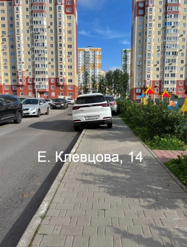 Продолжаем публиковать фотографии водителей, паркующихся в неположенных местах Продолжаем публиковать фотографии водителей, паркующихся в неположенных местах