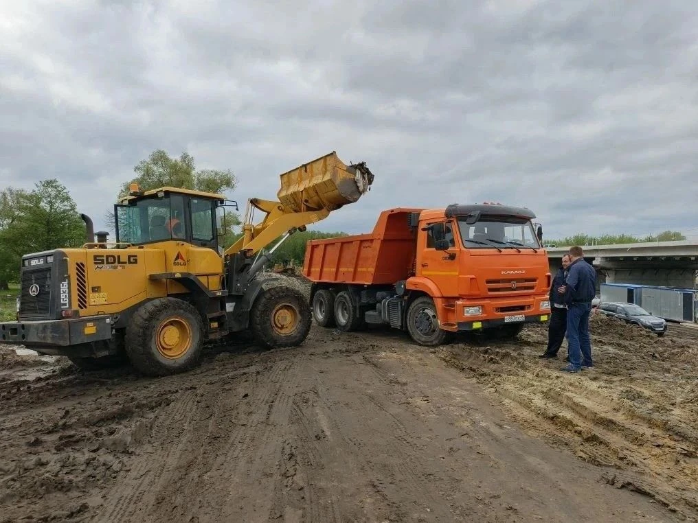 В Курске ликвидируют стихийную свалку, отвлекая средства от ремонта дорог