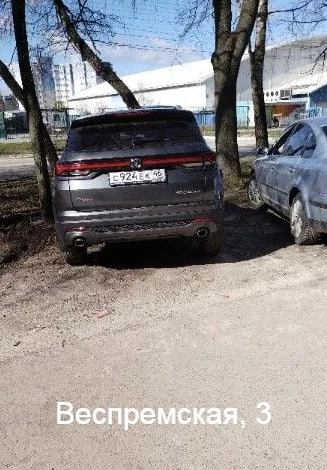 Продолжаем публиковать фотографии водителей, паркующихся в неположенных местах
