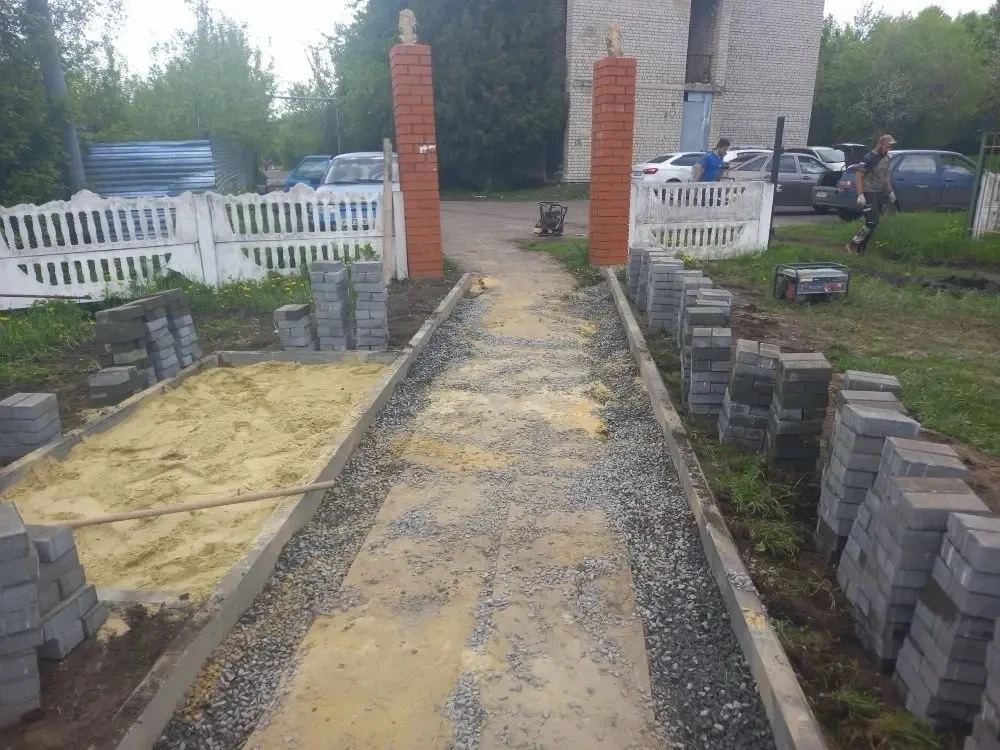В поселке Новокасторное завершается строительство 2 этапа пешеходной дорожки на улице Железнодорожной