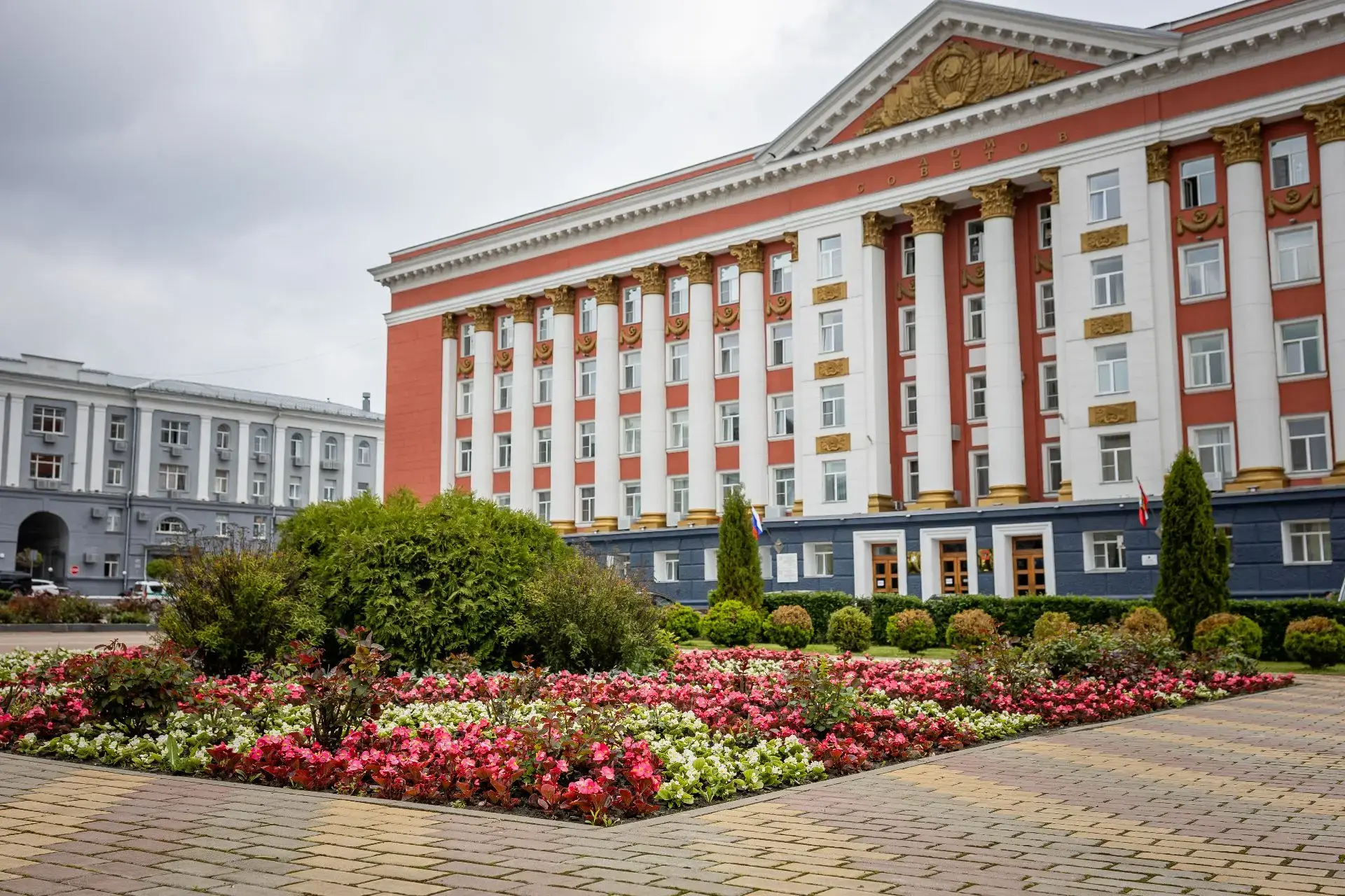 Улицы Курска наполняются живыми красками — специалисты ООО «ЗеленСтрой» ведут активные работы по летнему оформлению городских пространств Улицы Курска наполняются живыми красками — специалисты ООО «ЗеленСтрой» ведут активные работы по летнему оформлению городских пространств