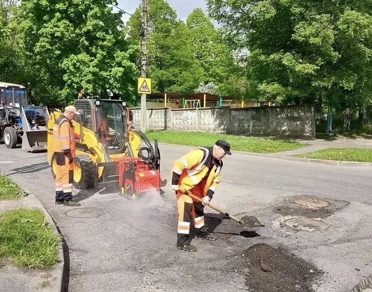 В Курске активно ведутся работы по уборке дорог В Курске активно ведутся работы по уборке дорог