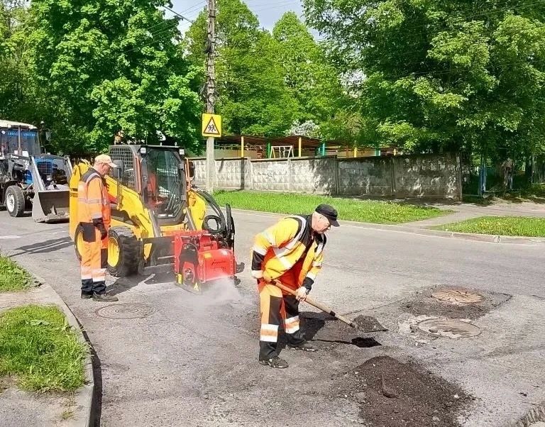 В Курске начали аварийный ремонт дорог на пяти улицах В Курске начали аварийный ремонт дорог на пяти улицах
