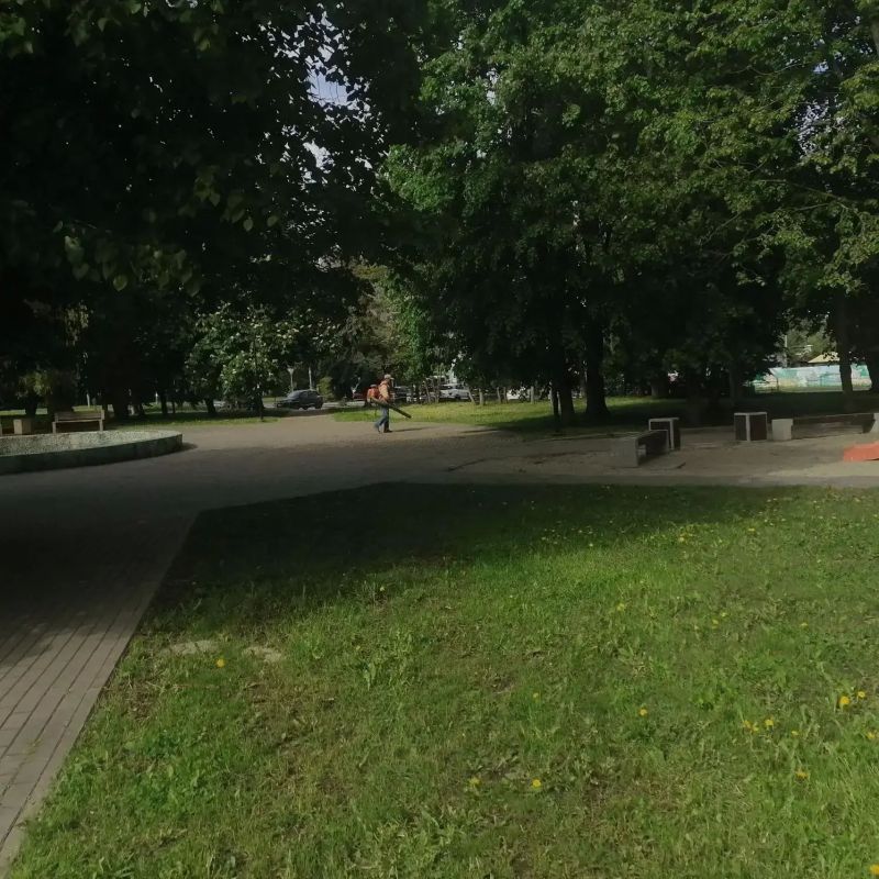 В парках и скверах нашего города подрядная организация активно наводит порядок В парках и скверах нашего города подрядная организация активно наводит порядок