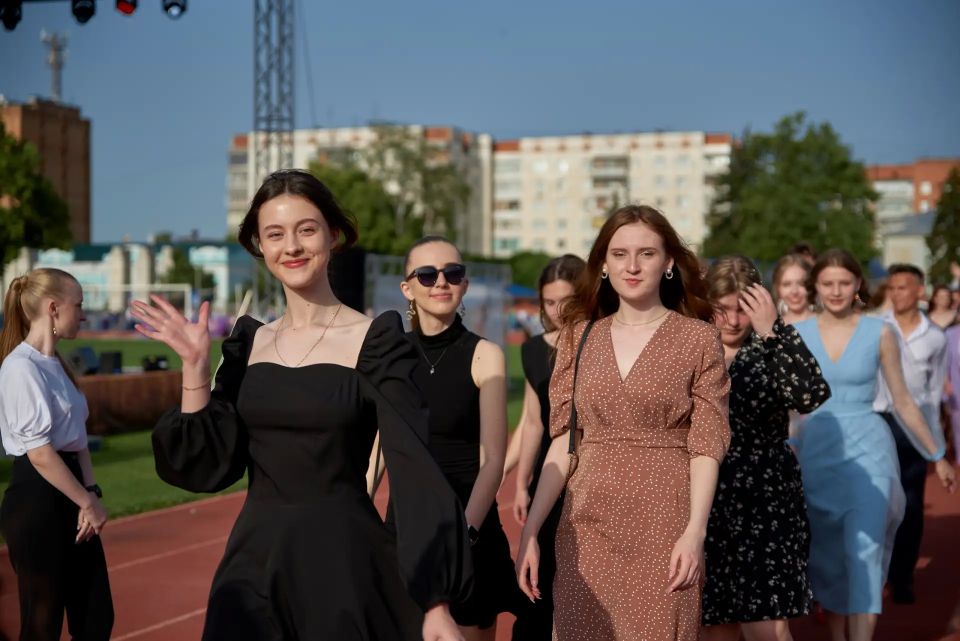 Выпускная мода: как менялись наряды и настроения поколений