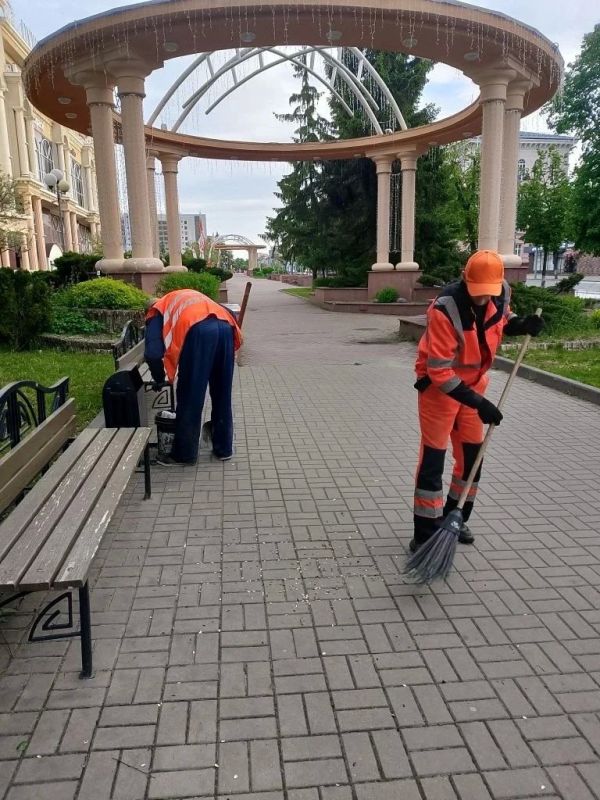 В парках и скверах нашего города подрядная организация активно наводит порядок В парках и скверах нашего города подрядная организация активно наводит порядок