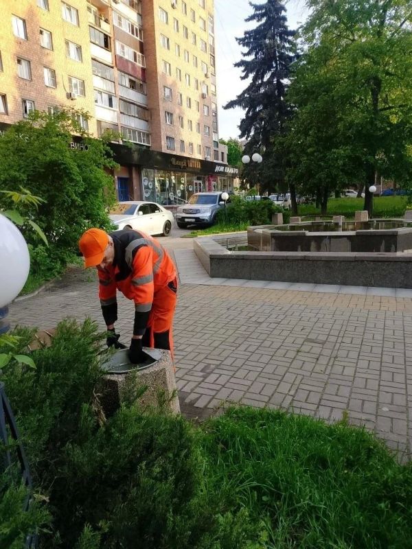 В парках и скверах нашего города подрядная организация активно наводит порядок В парках и скверах нашего города подрядная организация активно наводит порядок
