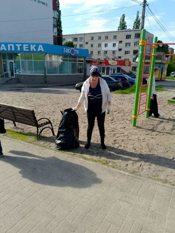 В парках и скверах нашего города подрядная организация активно наводит порядок В парках и скверах нашего города подрядная организация активно наводит порядок