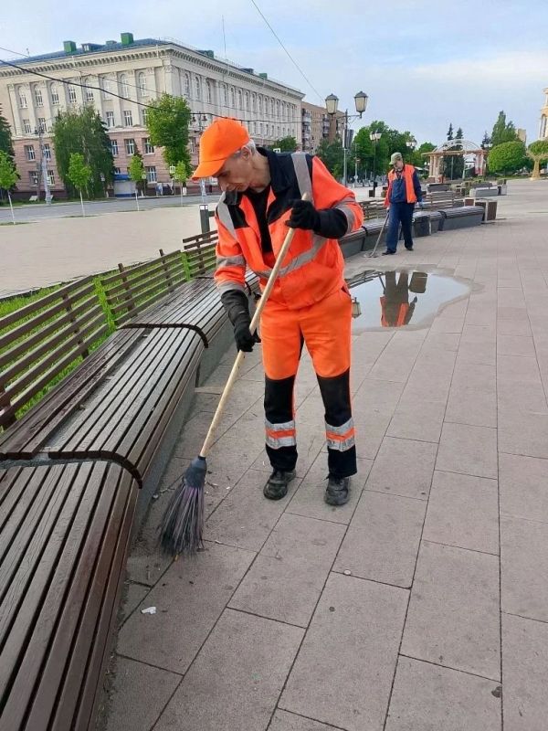 В парках и скверах нашего города подрядная организация активно наводит порядок В парках и скверах нашего города подрядная организация активно наводит порядок