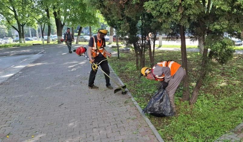 В общественных пространствах Курска трудятся 23 человека и задействованы три единицы специализированной техники В общественных пространствах Курска трудятся 23 человека и задействованы три единицы специализированной техники