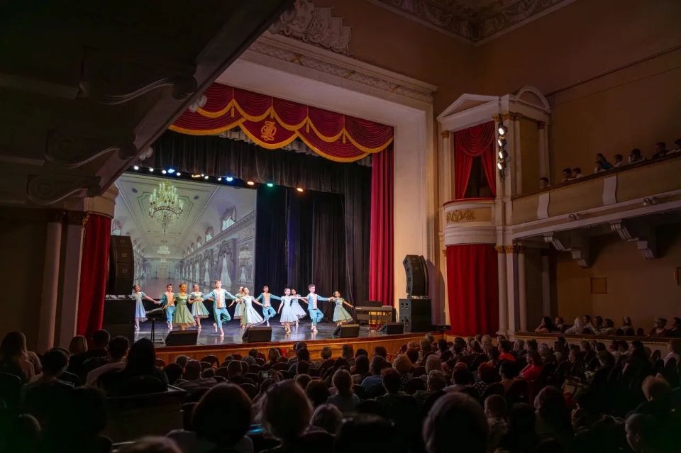 В Курской областной государственной филармонии прошел заключительный концерт «Радуга талантов» обучающихся детских школ искусств города Курска В Курской областной государственной филармонии прошел заключительный концерт «Радуга талантов» обучающихся детских школ искусств города Курска