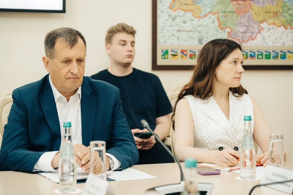 В День детских общественных объединений и организаций состоялся Координационный совет при Губернаторе Курской области по взаимодействию с Общероссийским движением детей и молодежи «Движение первых», его региональным... В День детских общественных объединений и организаций состоялся Координационный совет при Губернаторе Курской области по взаимодействию с Общероссийским движением детей и молодежи «Движение первых», его региональным...