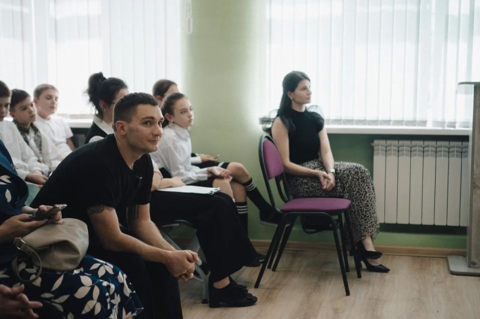 В школе № 7 имени А.С. Пушкина прошла встреча с актёром Никитой Павленко в рамках проекта «Чтецкие программы» В школе № 7 имени А.С. Пушкина прошла встреча с актёром Никитой Павленко в рамках проекта «Чтецкие программы»