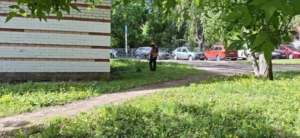 В Курске на уборке улиц задействованы 23 человека и три единицы спецтехники В Курске на уборке улиц задействованы 23 человека и три единицы спецтехники