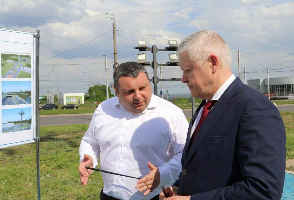 Провел рабочую встречу с участием депутата государственной Думы, председателем Комитета Государственной Думы по безопасности и противодействию коррупции Василия Пискарева на месте, где продолжится строительство транспортной...