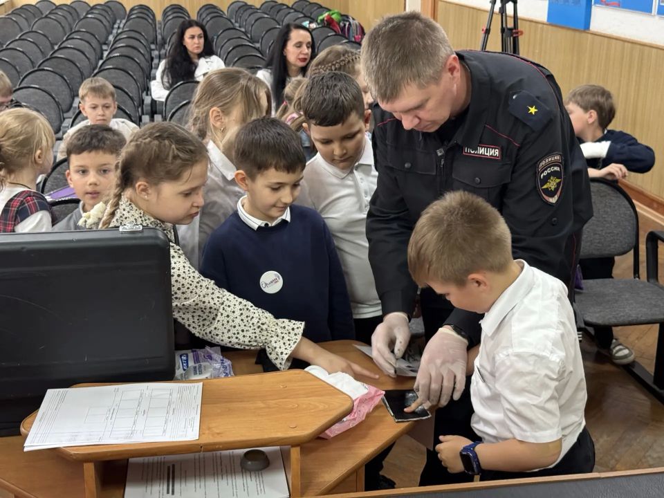 «Орлята» из 3 школы познакомились с работой полицейских Железногорска