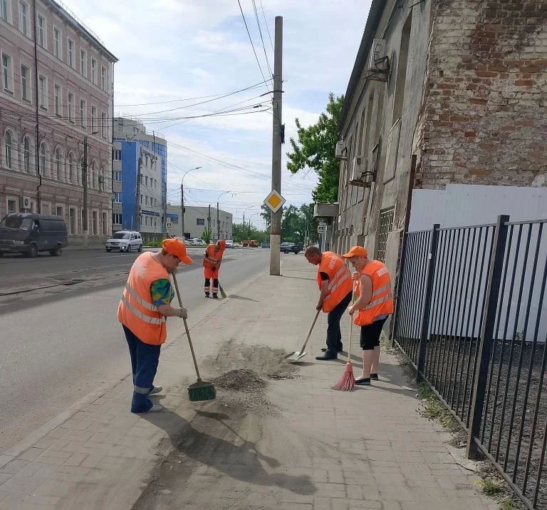 Курские дорожники продолжают уборку города Курские дорожники продолжают уборку города