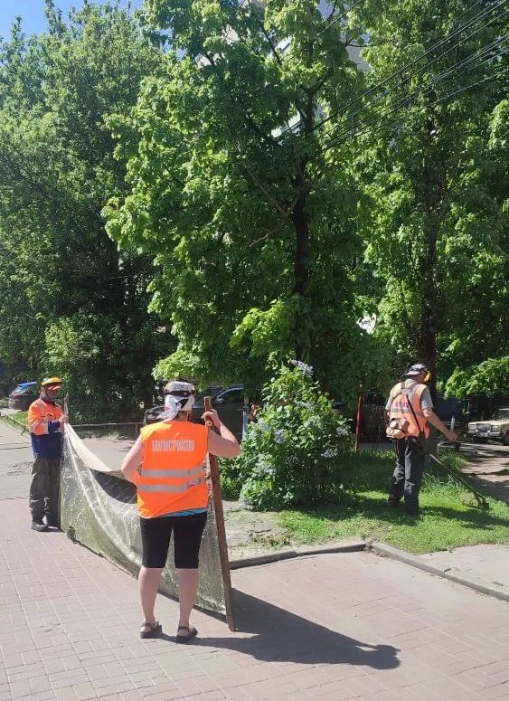 Курские дорожники продолжают уборку города Курские дорожники продолжают уборку города