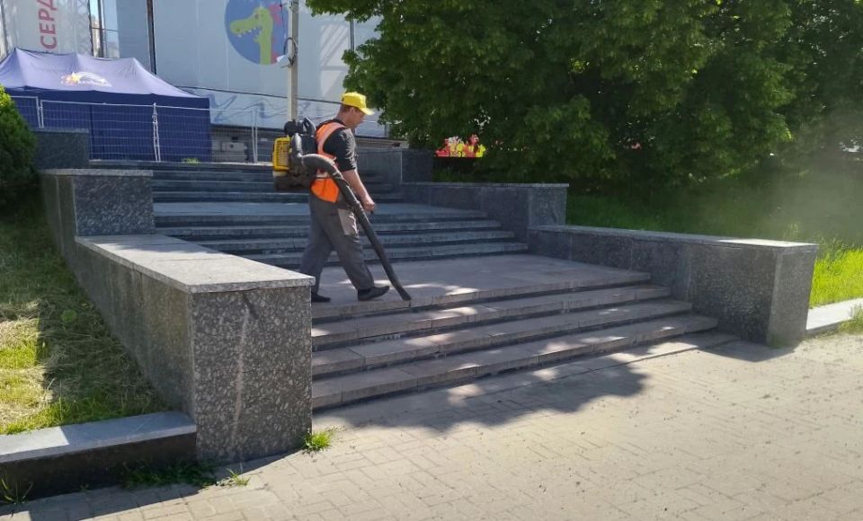В парках и скверах продолжается уборка территорий В парках и скверах продолжается уборка территорий