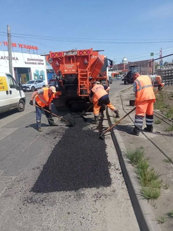 В Курске проводят аварийный ямочный ремонт на трёх улицах В Курске проводят аварийный ямочный ремонт на трёх улицах