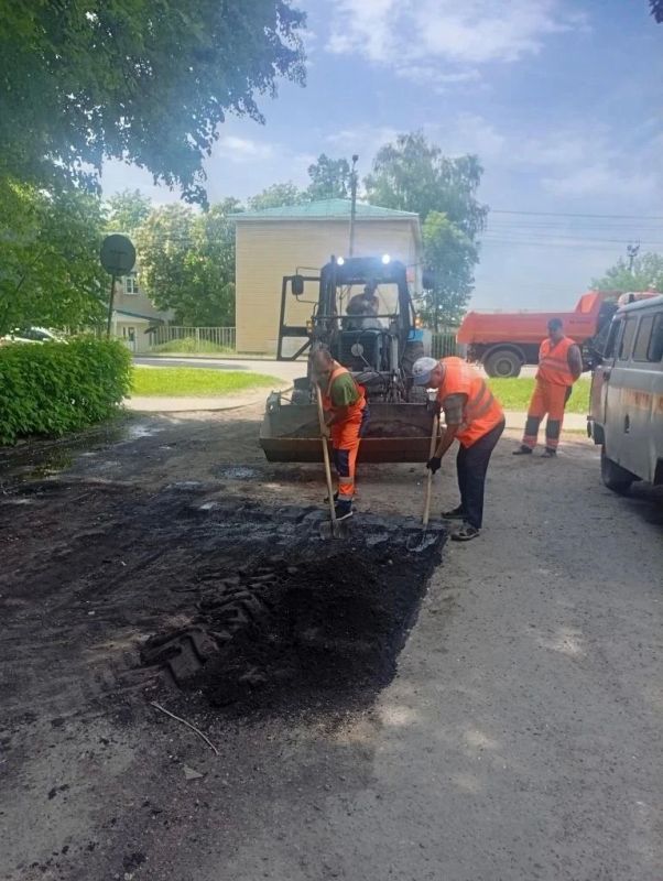 В Курске проводят аварийный ямочный ремонт на трёх улицах В Курске проводят аварийный ямочный ремонт на трёх улицах
