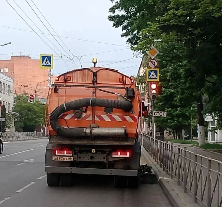 В Курске на улице 50 лет Октября и на проспекте Хрущева устраняют выбоины В Курске на улице 50 лет Октября и на проспекте Хрущева устраняют выбоины