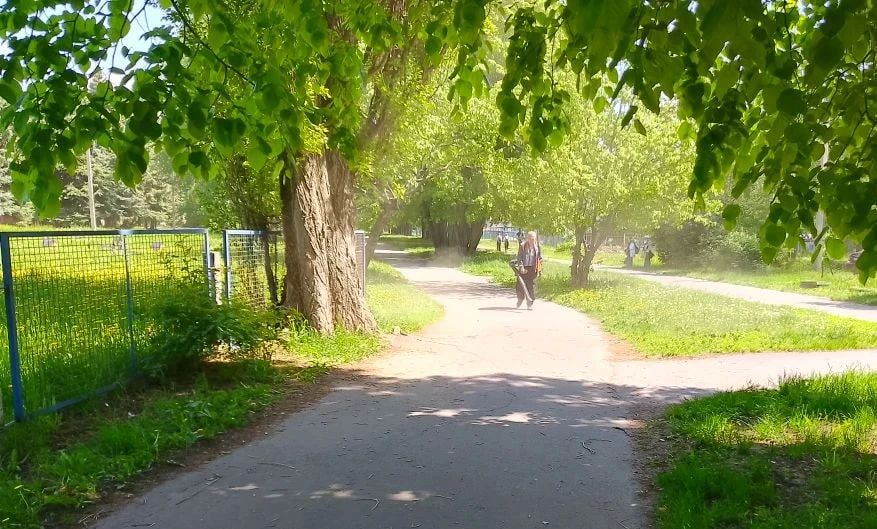 В парках и скверах продолжается уборка территорий В парках и скверах продолжается уборка территорий