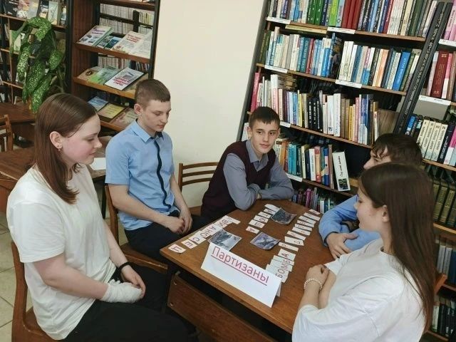 Для учащихся 8 классов ФСОШ №2 сотрудники библиотеки провели военно-патриотическую игру «Русской доблести пример» в рамках программы «Пушкинская карта» Для учащихся 8 классов ФСОШ №2 сотрудники библиотеки провели военно-патриотическую игру «Русской доблести пример» в рамках программы «Пушкинская карта»